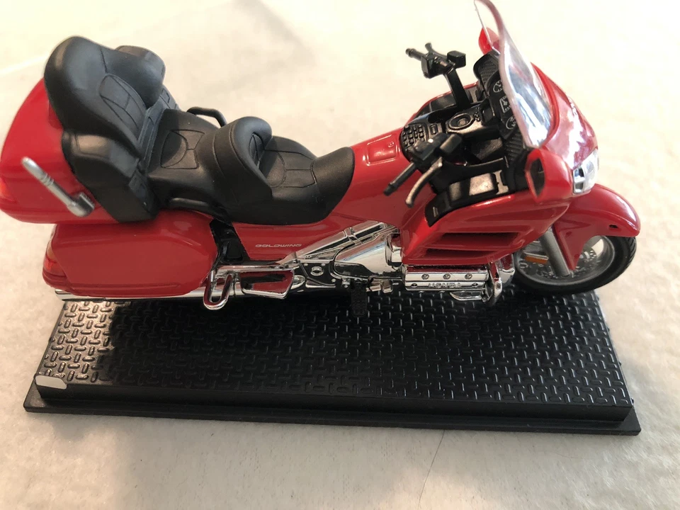 1/24 Scale Mini Honda Gold Wing 2004 Motorcycle Model Toy Bike Acrylic Box Red - Image 4 of 4