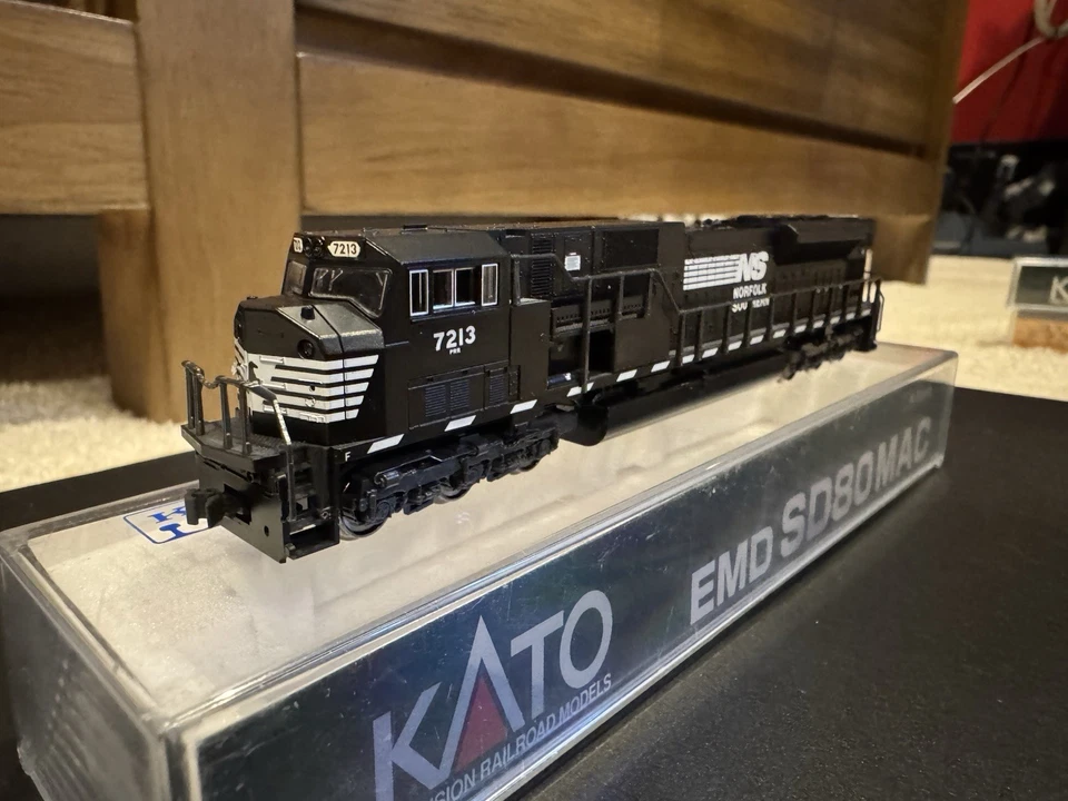 Kato escala N Norfolk Southern NS SD80MAC 7213 pura sangre DCC listo Foto 2 de 2