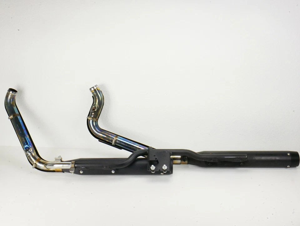 Sistema de escape de 2 tubos AKRAPOVIC 2007-2010 Harley Softail Foto 2 de 4