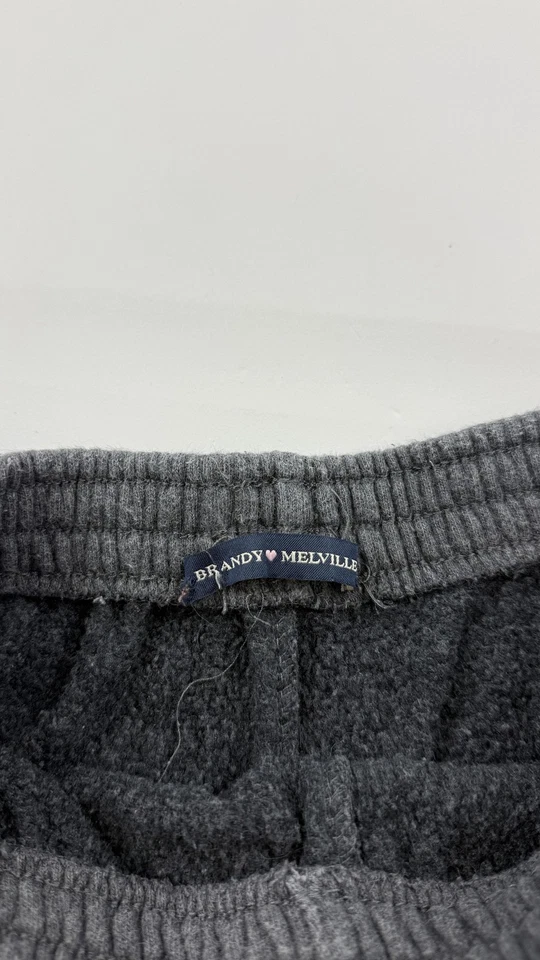 Pantalones Cortos Brandy Melville Para Mujer Pequeños Gris Dobladillo Delfín Polar Salón Hecho en Italia Foto 2 de 4