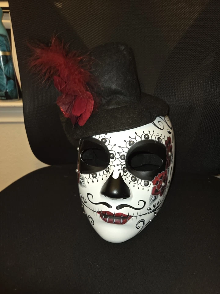 Día de Muertos, Máscara Calavera de Azúcar con Sombrero de Plumas; Unisex Foto 3 de 4