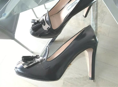 PRADA  * Pumps     Glattleder Schwarz mit Quasten * Gr. 38,5