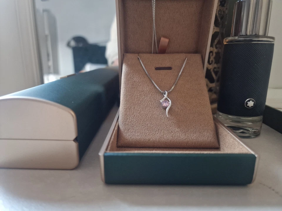 spiral pendant with the regal glow of amethyst White Gold Finished Foto 3 de 4