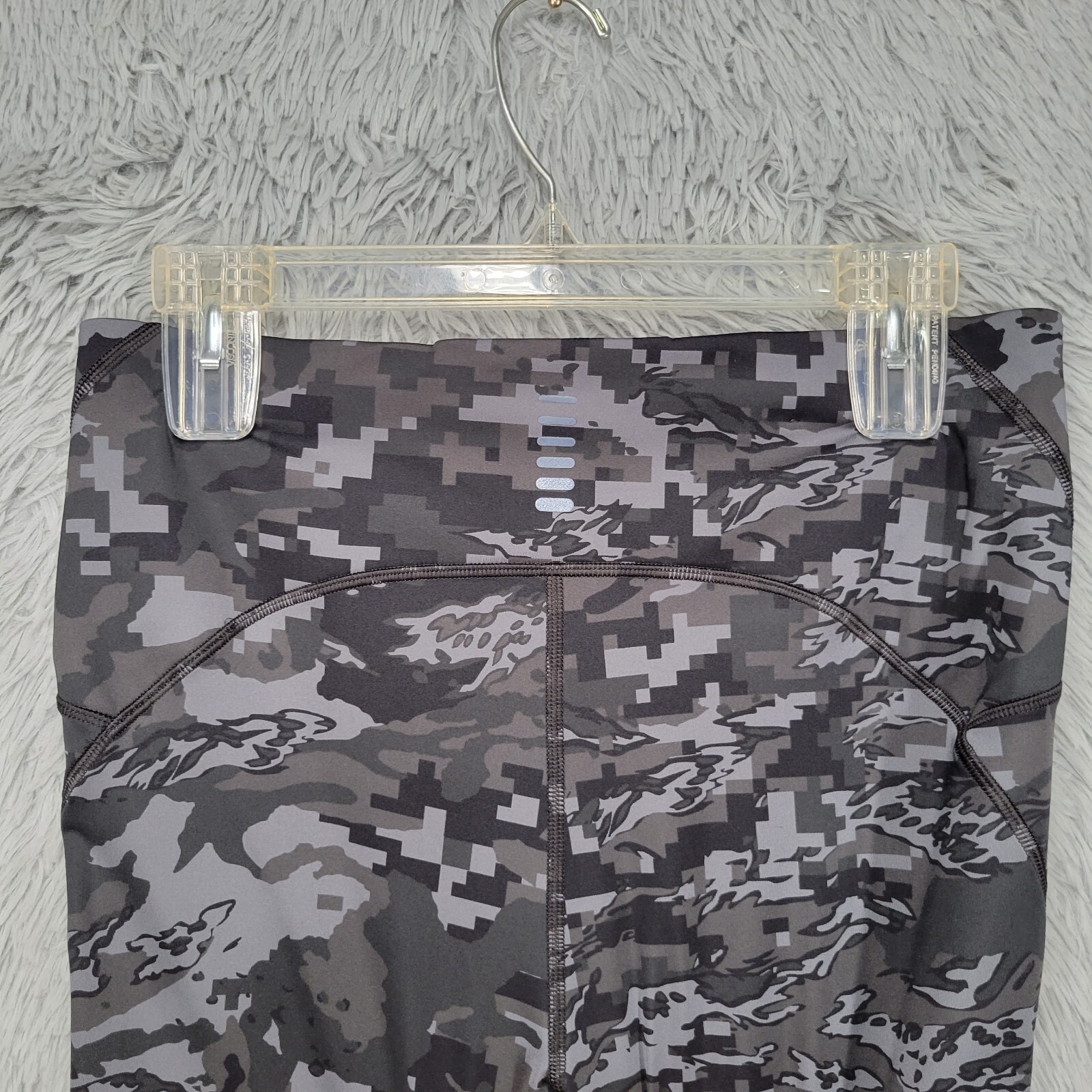 Under Armour Womens Large (28x16.5) Compression Capri Legging Gray Camo