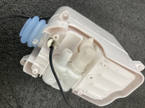 Reservoir with thermocouple for temperature control etc in Fluid Systems - Picture 5 of 10