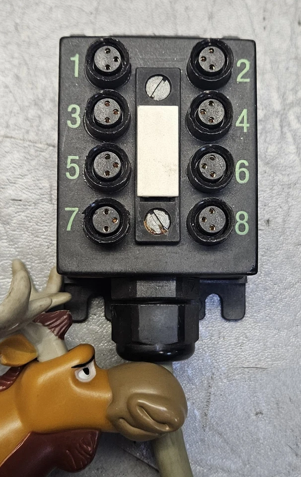 Balluf Passive Distribution Blocks M8 8 Ports 3-pin Lot of 5 - Image 2 of 4