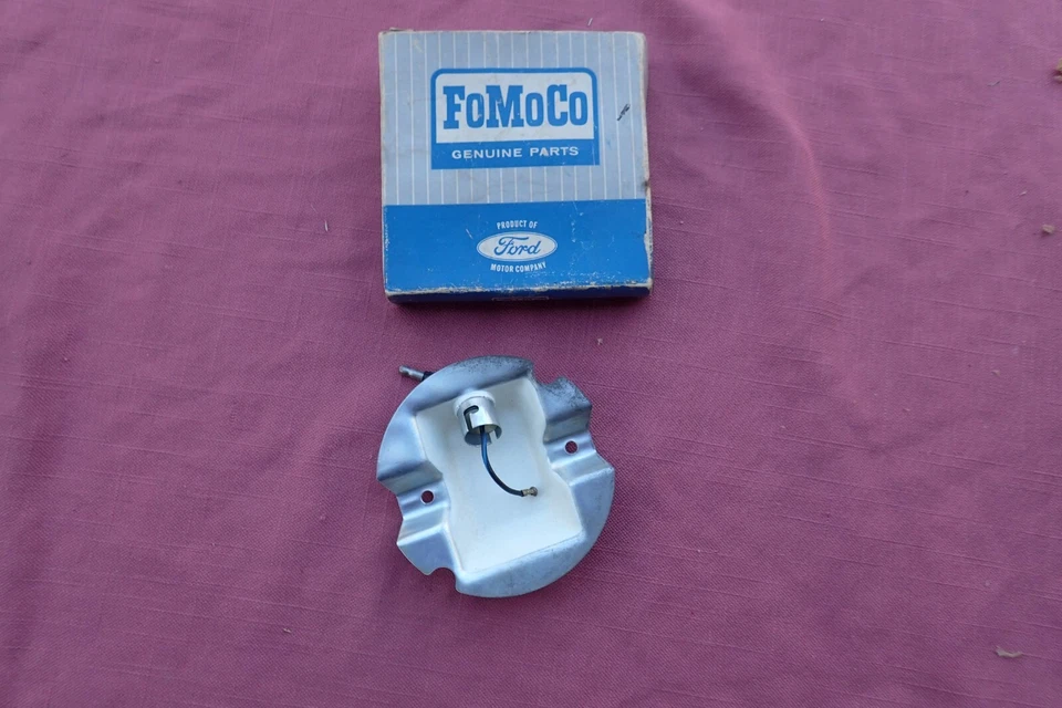 Ford Galaxie 1967 carrocería de luz de cortesía y montaje de enchufe ¡Nuevo de Lote Antiguo! C7AZ-13786-A domo Foto 2 de 4