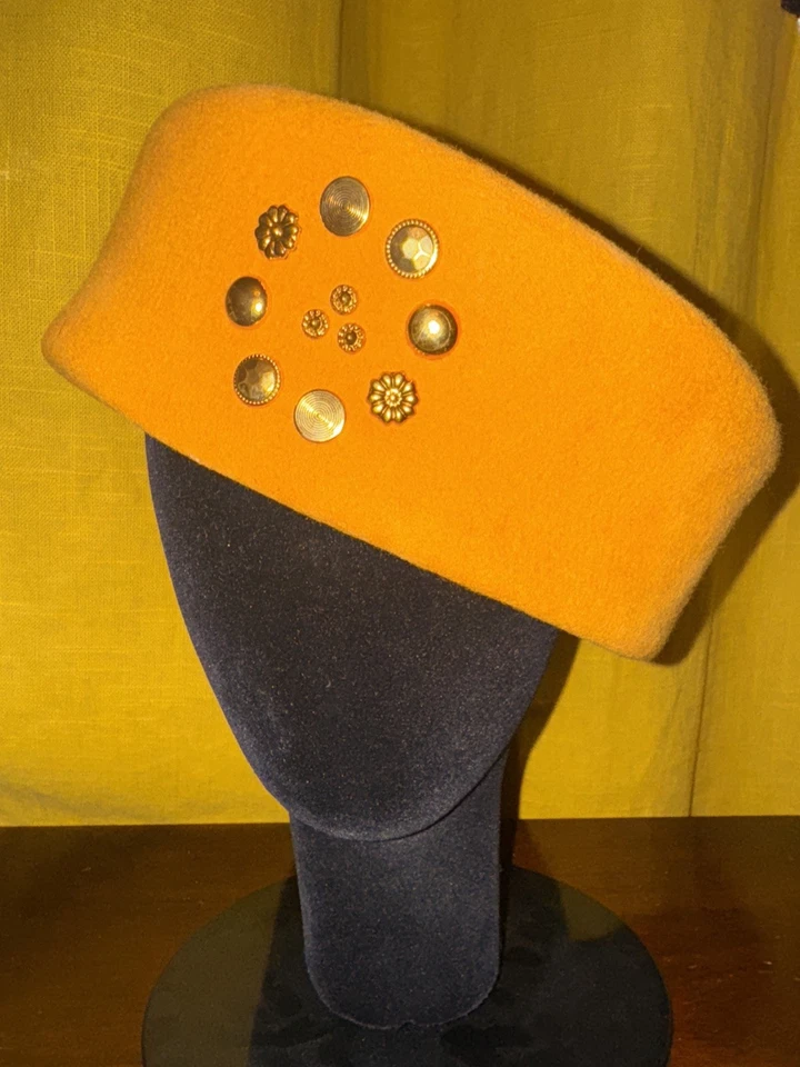 De Colección Mostaza Años 60 Lana Pastillero Sombrero con Botones Dorados Mod Retro Jackie Estilo O EE. UU. Foto 2 de 4