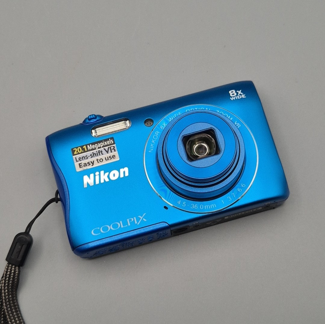 Nikon CoolPix S3700 Blue Digital Compact Camera Wi-FI NFC 20,1MP 8x Zoom TESTED