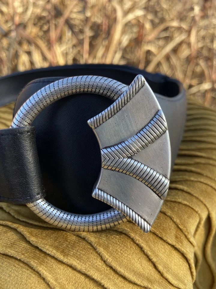 Cinturón ajustable de cuero negro con hebilla artística en tono níquel Chico’s para mujer Foto 2 de 4