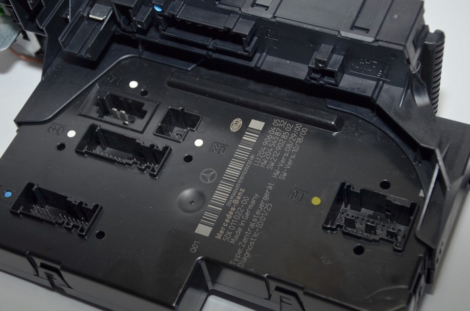 Mercedes W204 Sam Control Unit Central Electric Fuse Box A2049060405