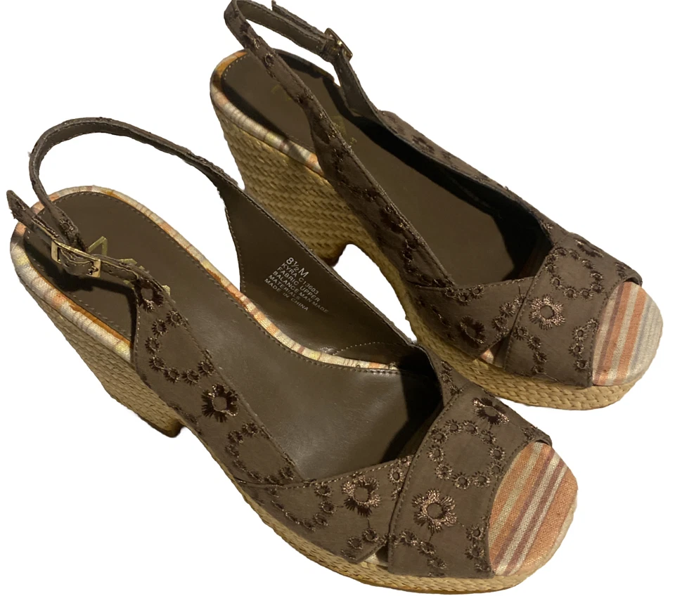 Sandalia Mia bordada de mimbre con tacón de cuña punta abierta talla 8 1/2 hebilla correa para el tobillo Foto 3 de 4