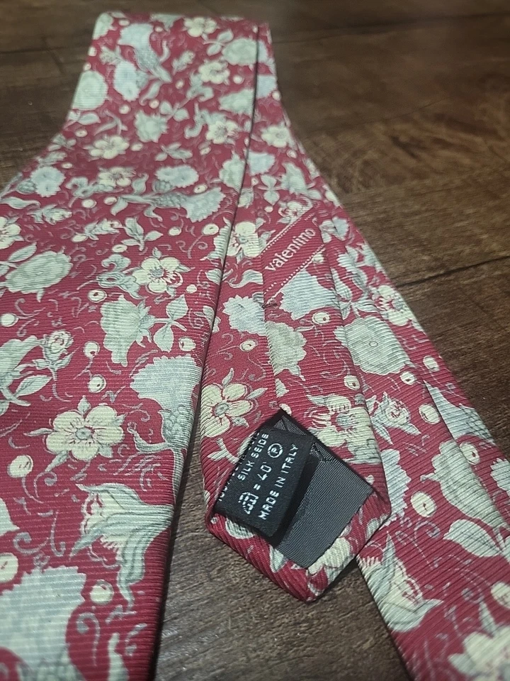 Valentino 5738 красный цветочный шелковый галстук сделано в Италии 57 «x 3,7» отличном состоянии товара. - Изображение 2 из 4