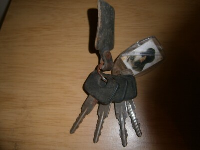 Oldtimer Satz Autoschlüssel. EXTREME GEBRAUCHSSPUREN.Beschädigter Dobermann Schlüsselanhänger (E5b)