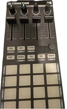 Native Instruments Traktor Kontrol F1 DJ Controller Midi Remix Stem Deck Sampler