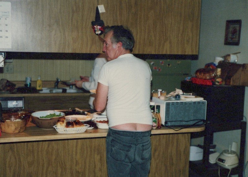 FUNNY dad shows butt crack at dinner -  VINTAGE AMATEUR FOUND 3x4 PHOTO 1990's