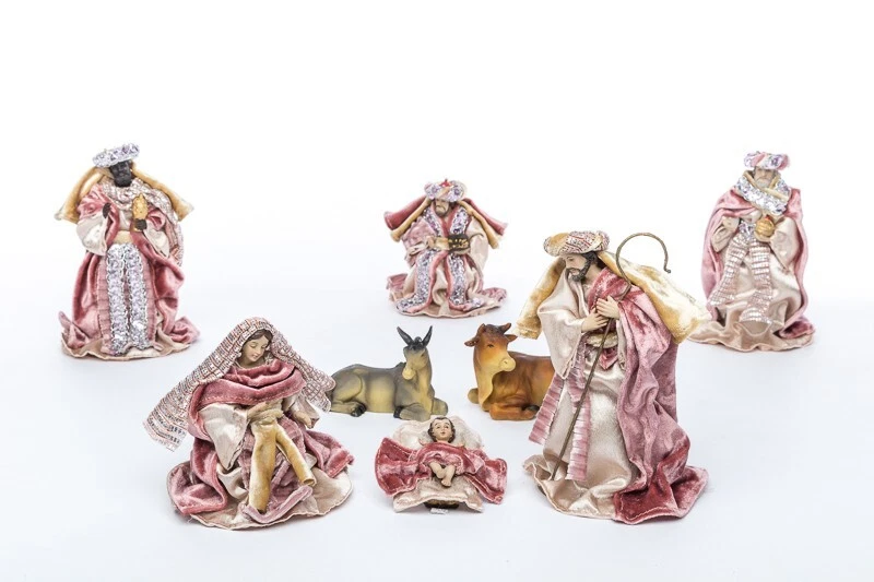 Natività Artigianale In Stoffa E Resina: Sacra Famiglia Da 50 Cm. Statuine Con Abiti In Tessuto Avorio E Visi Dipinti A Mano. - 2