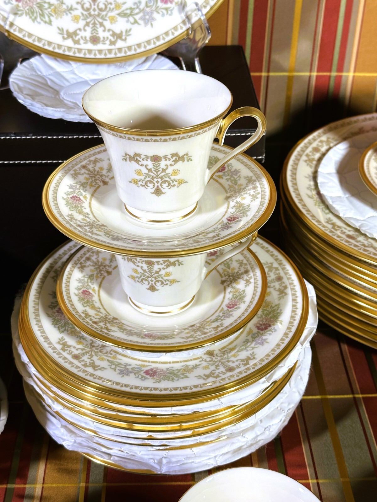 LENOX CASTLE GARDEN CHINA 24 KGOLD TRIM TWELVE 5PIECE PLACE