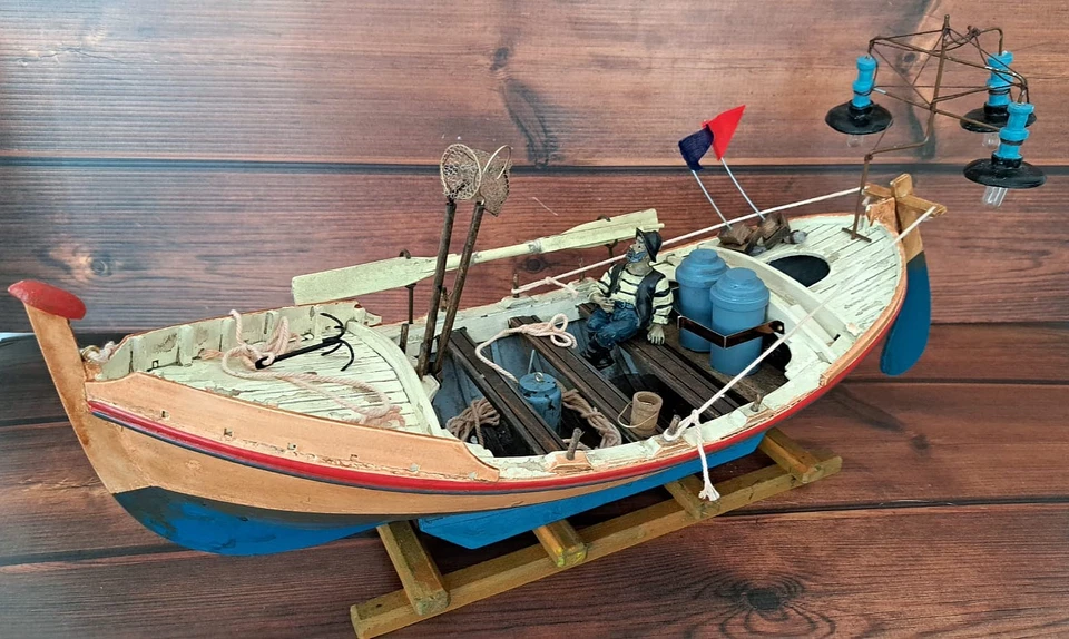 MODELLINO BARCA DA PESCA Tipico GOZZO Con LAMPARE & PESCATORE ARREDAMENTO MARINO - Immagine 2 di 4