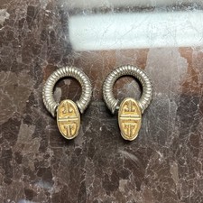 Pendientes de clip vintage Givenchy de plata con logotipo en tono dorado