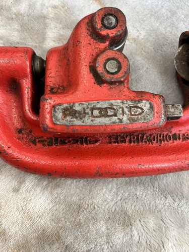 Ridgid No. 202 Heavy Duty Pipe Cutter Wide Roll 1/8" - 2" - Picture 4 of 5