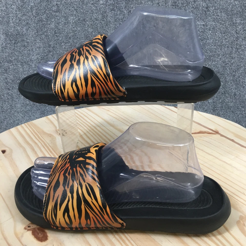 Sandalias Nike para mujer 8 Victori One Slides multicolor punta abierta impresas CN9676-010 Foto 2 de 4