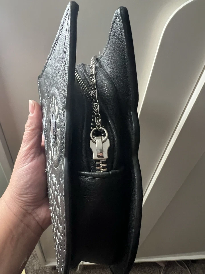 Muñequera BCBG MAXAZRIA bordada imitación cuero búho negra (cadena larga añadida) Foto 3 de 4