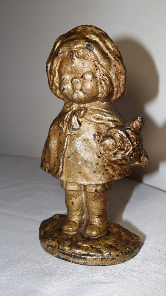 rara niña antigua de hierro fundido sólido de finales de 1800 con cesta pesada figura tope de puerta Foto 2 de 4
