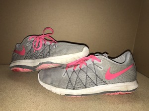 Nike Flex Fury 2 Girl S Size 5 5y Pre Owned Running Shoes Ebay