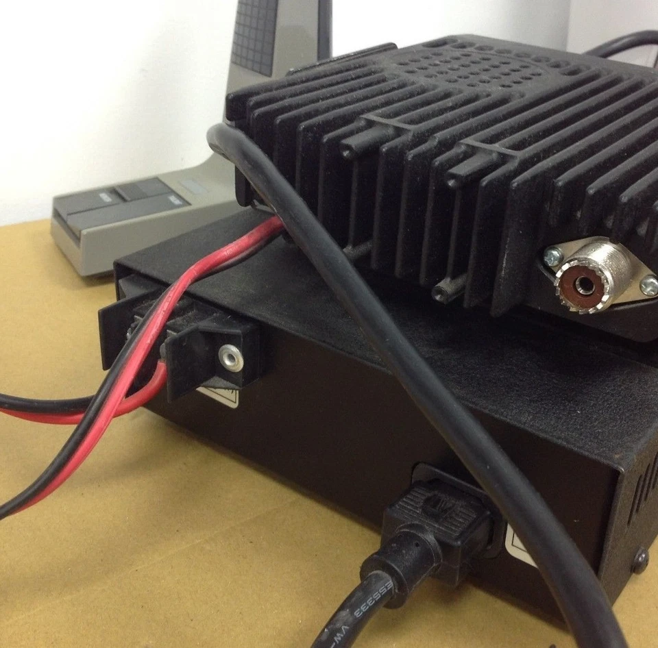 ICOM Base Station, IC-F620-2, 440-490MHz, 25W, w Desktop Mic, COMM Power Supply - Image 3 of 4