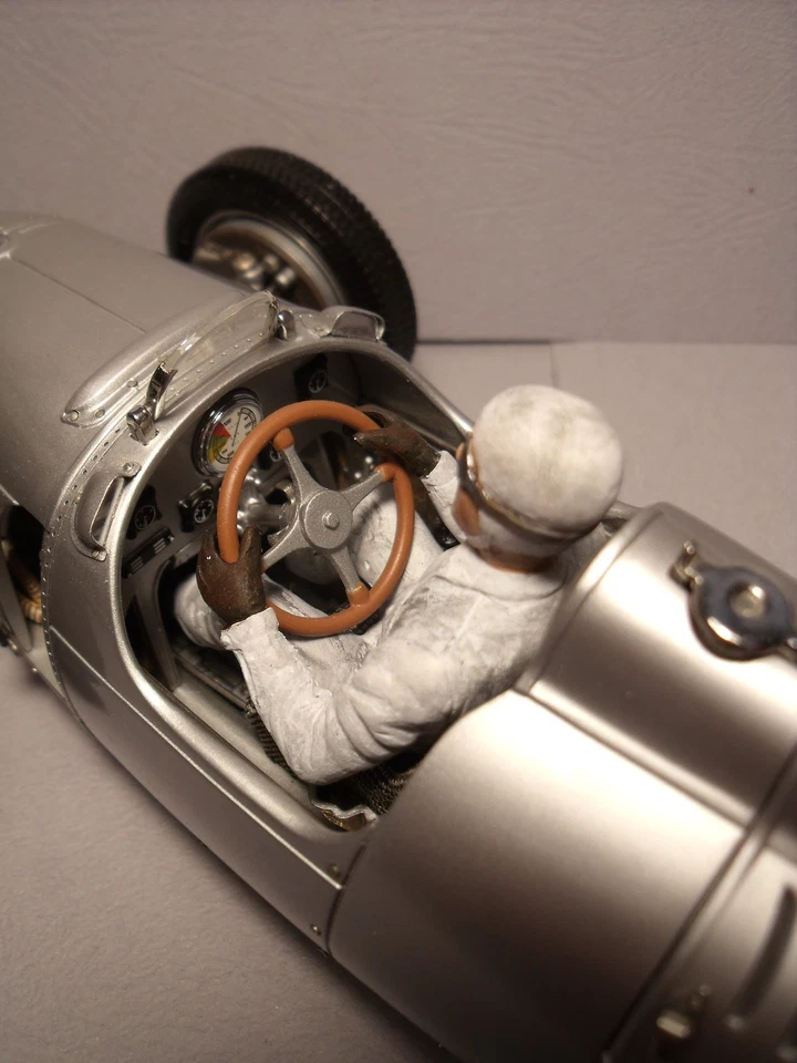 CMC 1/18  AUTO UNION  C  DRIVER  BERND  ROSEMEYER  PAINTED  FIGURE  BY  VROOM   - Image 4 of 4