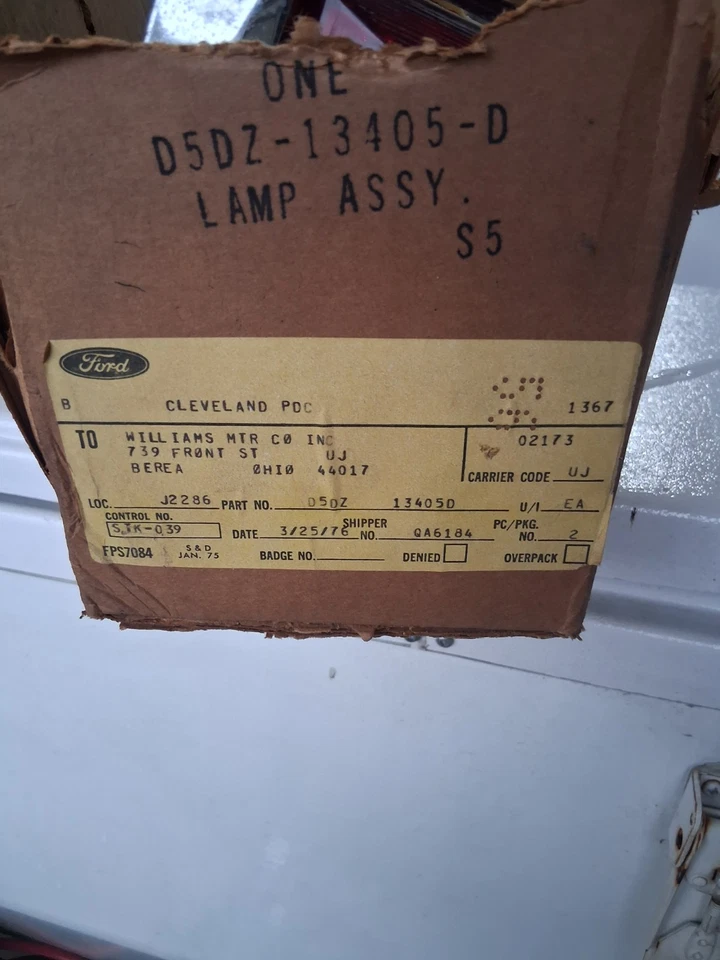 Ford Granada LH 1975-1977 luz trasera de parada lateral del conductor carcasa bisel nuevo de stock Foto 2 de 4