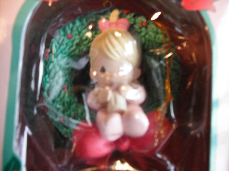 1996 Precious Moments Baby In Wreath In Original Box