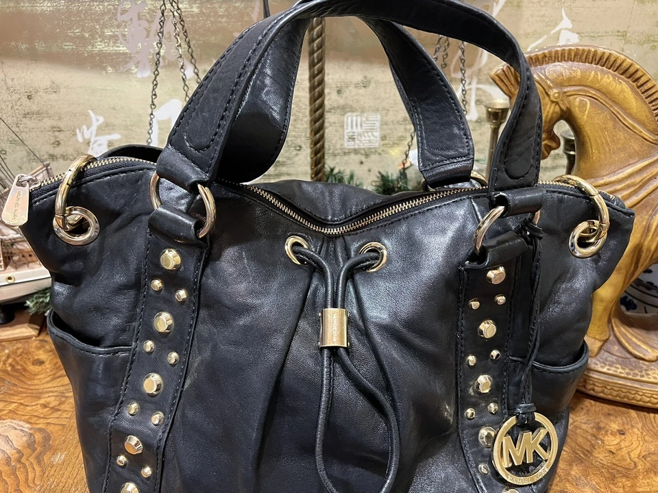 Сумка Michael Kors черная мягкая кожа сумочка с золотыми заклепками сумочка  - Изображение 2 из 4