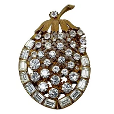 Vintage TOP Brand Matte Gold Tone Rhinestone Fruit Shape Brooch Weiss?