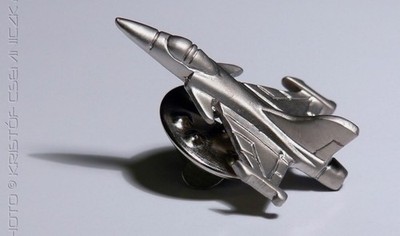 Saab Gripen Kampfjet Pin Anstecker Flugzeug Krawattennadel 2 x 1,5 cm Neu. JAS 39 ?