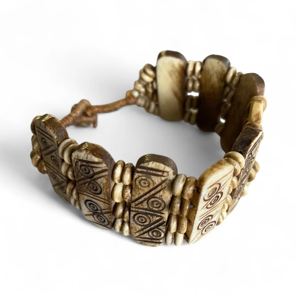 Pulsera étnica boho con panel de hueso tallado a mano 7" tribal marrón tostado broche de botón Foto 2 de 4