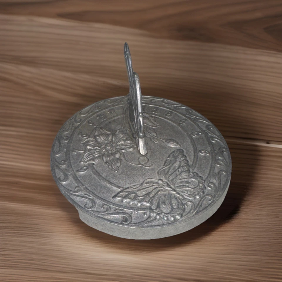 "Hermoso reloj de sol de metal tono plata mariposa de 6,5"" de diámetro" Foto 4 de 4