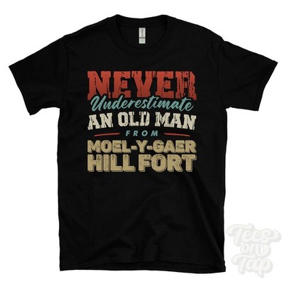 T-SHIRT UNTERSCHÄTZE NIEMALS EINEN ALTEN MANN AUS MOEL-Y-GAER HILL FORT Weihnachtsgeschenk cm