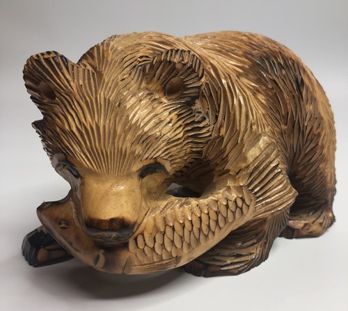 Sehr guter Zustand Schwarzbär Grizzly handgeschnitzt Massivholz Ainu Kunst Lachsfisch im Mund - Bild 2 von 8