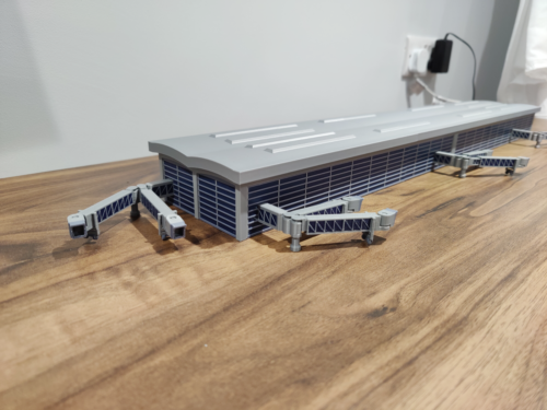 LARGE AIRPORT TERMINAL BUILDING + EXTENDING BRIDGES Model 1:400 Scale Diorama - Picture 3 of 16
