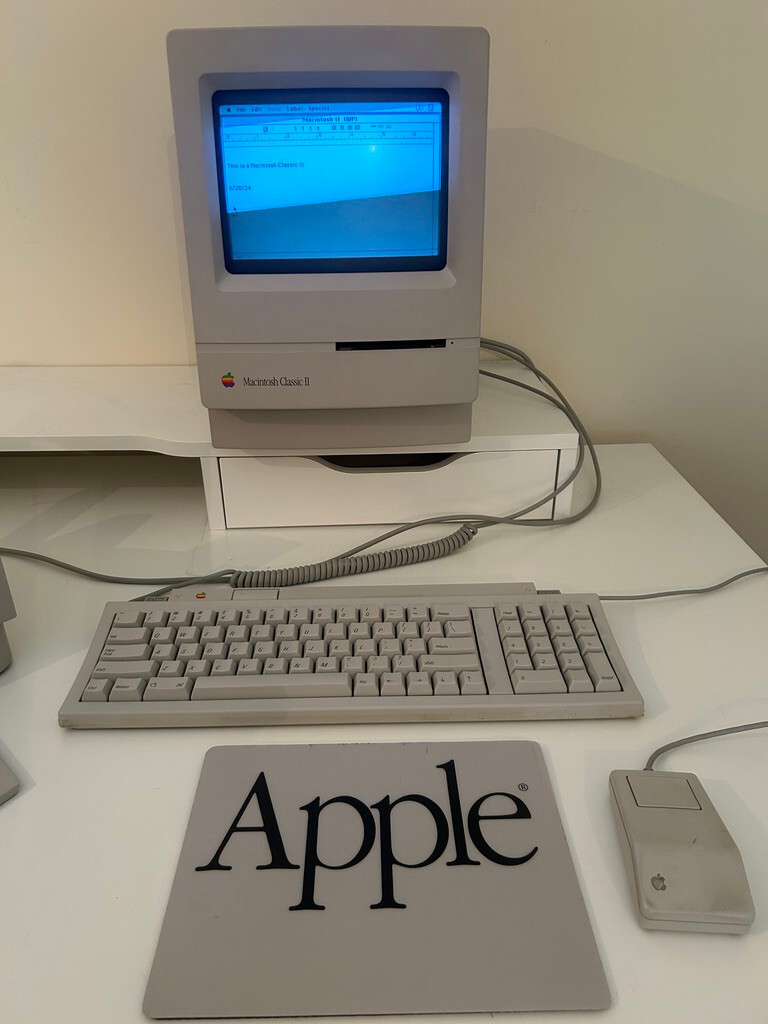 Vintage 1992 Apple MacIntosh Classic II, Fully Functional Vintage 1992 Apple MacIntosh Classic II, Fully Functional