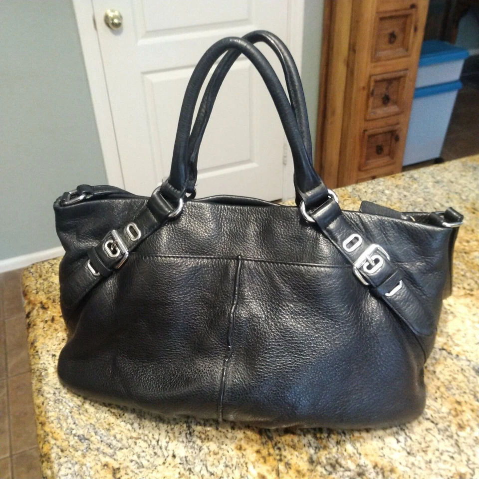 Bolso de hombro convertible de cuero granulado negro Calvin Klein con acento de hebilla Foto 2 de 4