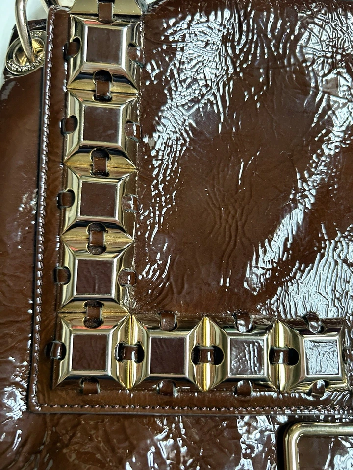 Cartera Anya Hindmarch Espresso marrón charol dorado con tachuelas Foto 3 de 4