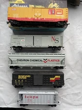 HO Scale Lot Of 5 BOX CARS ABOTT LABORATORIES, NORFOLK SOUTHERN CHREVRON BURLING