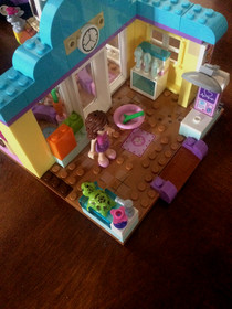 LEGO Juniors: Mia's Vet Clinic (10728) W/INSTRUCTIONAL MANUAL 100% COMPLETE