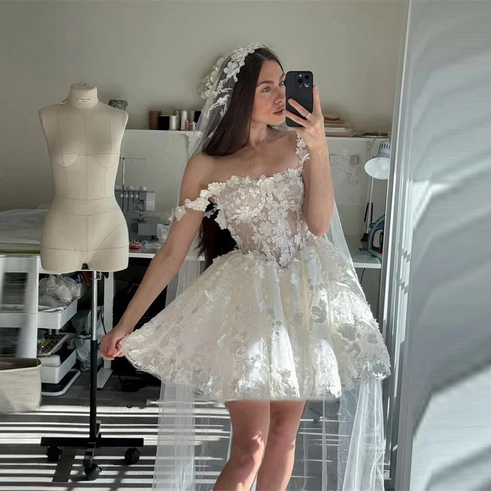 Vestidos de novia cortos de playa con flores 3D mini vestidos de novia de verano con hombros descubiertos Foto 2 de 4