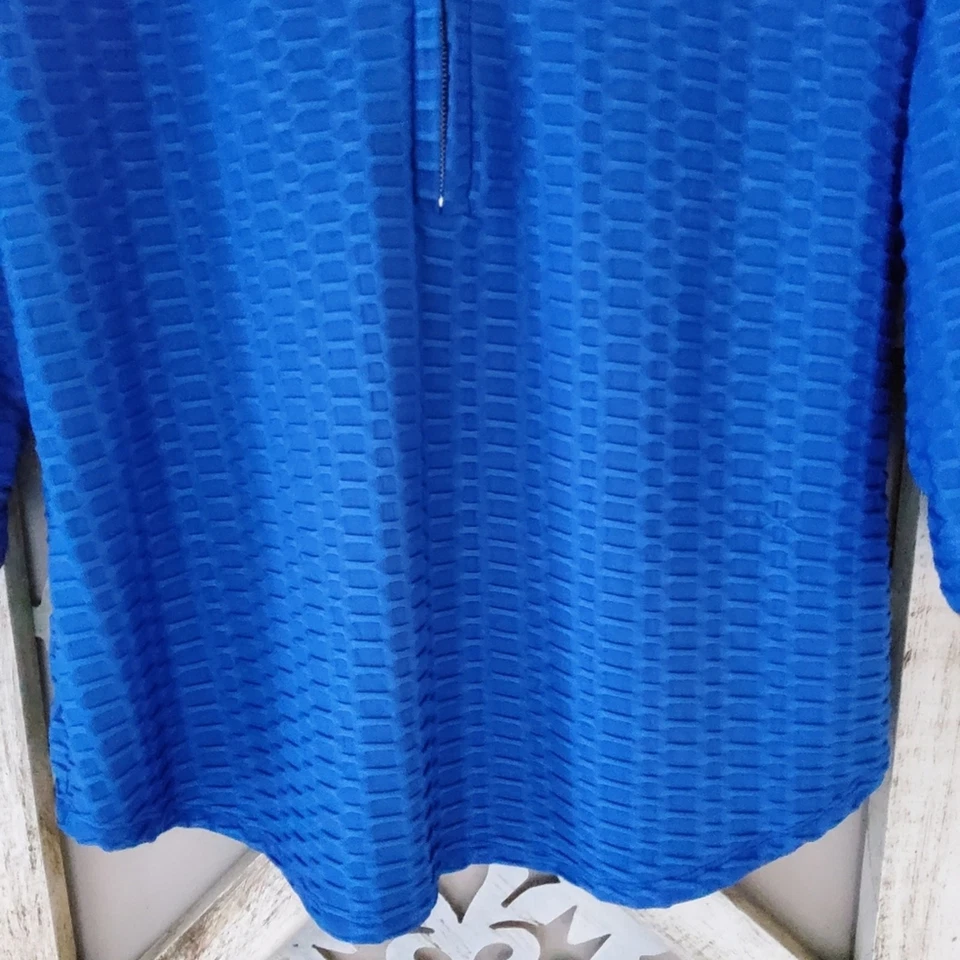 Chaqueta pulóver texturizada elástica con cremallera 3/4 Notations para mujer en azul real Foto 4 de 4