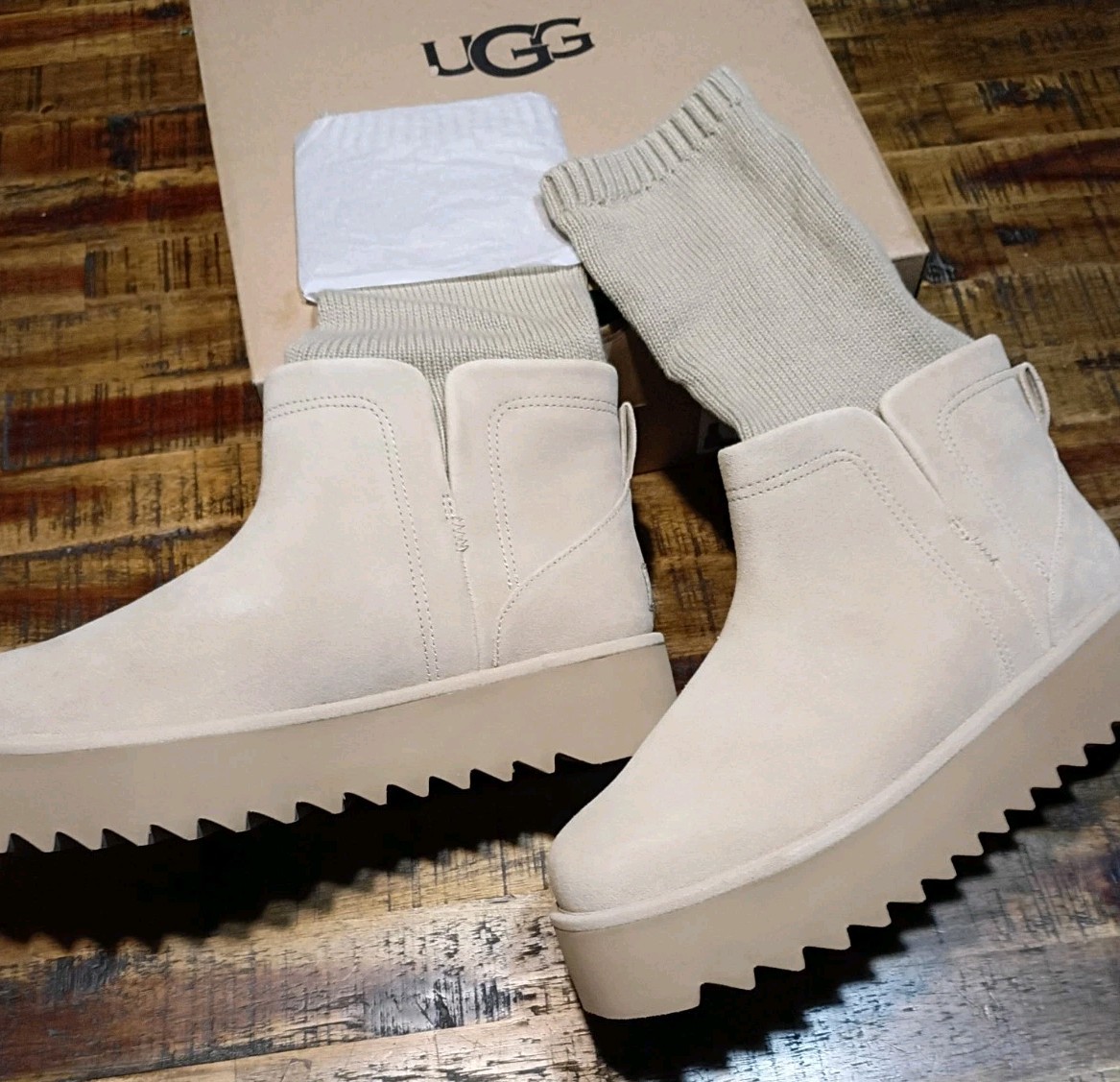 Bota de plataforma de gamuza Ugg Classic Ultra Mini para mujer talla 9 nueva en caja semilla de mostaza