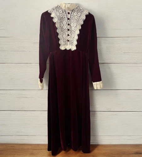 Vintage! Rare & Unique 1970’s Prom/Bridesmaid Dress Maroon Velvet & Lace Size 7